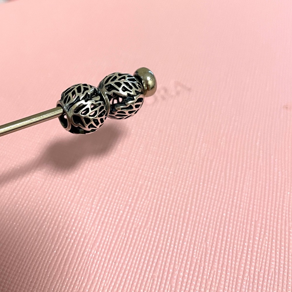 Pandora leaves charm/ beads*2